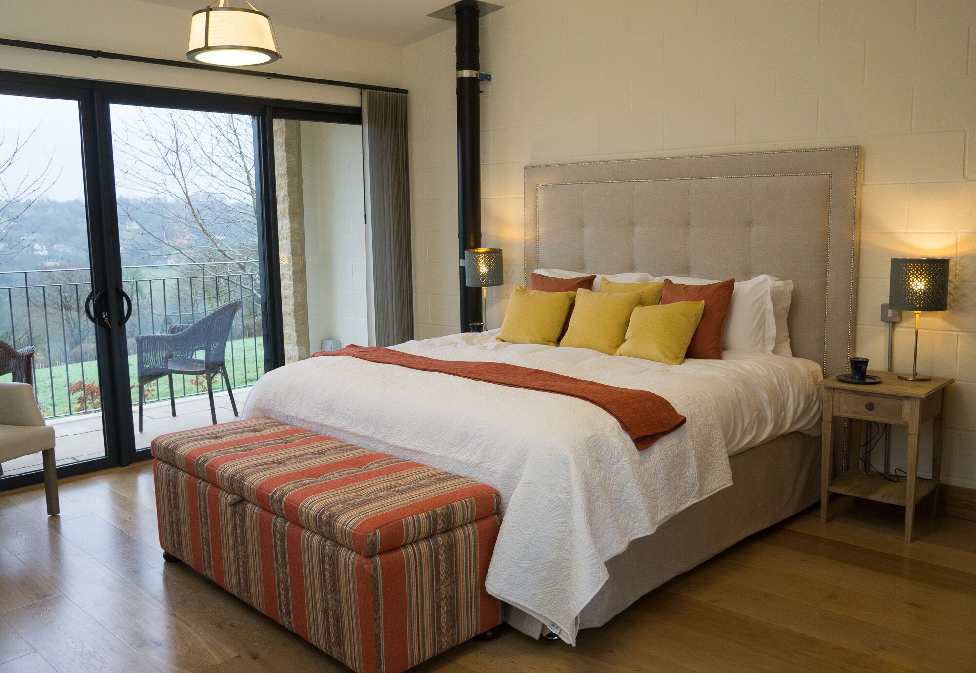 Schreibtisch, laptopgeeigneter Arbeitsplatz, Bügeleisen/Bügelbrett