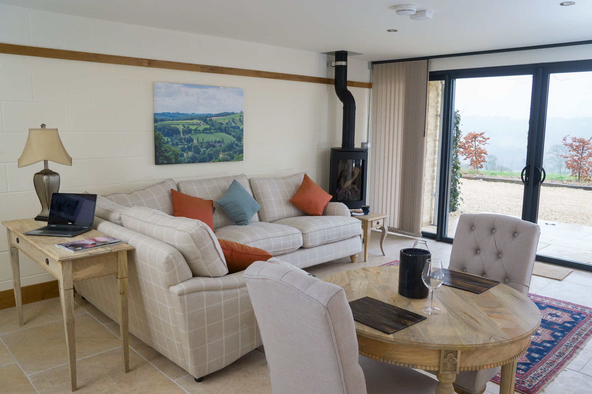 Una televisión de pantalla plana, una chimenea, suelo radiante