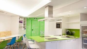 Een koelkast, een microgolfoven