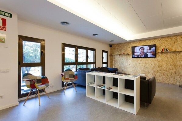 Lobby sitting area - Dream Cube Hostel (Barcelona)