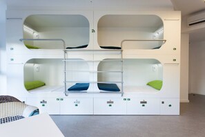1 cama en habitación compartida mixta de 8 camas, baño compartido | Sistema de insonorización, wifi gratis, ropa de cama