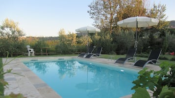 Piscine extérieure (ouverte en saison), parasols de plage
