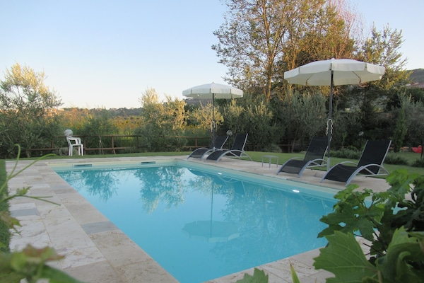 Una piscina al aire libre de temporada (de 09:00 a 20:00), sombrillas