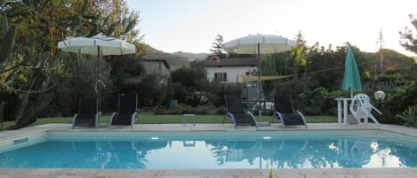 Sesongbasert utendørsbasseng, bassengparasoller og solsenger