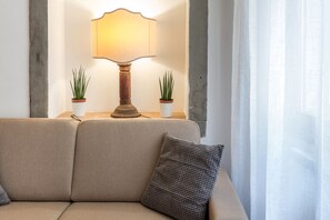 Appartamento, 1 camera da letto | Area soggiorno | TV a schermo piatto 32 pollici con canali digitali, TV