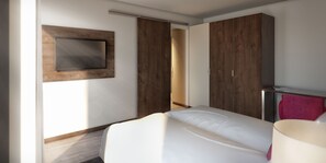 Suite, Non Smoking | Premium bedding, down comforters, in-room safe, individually decorated