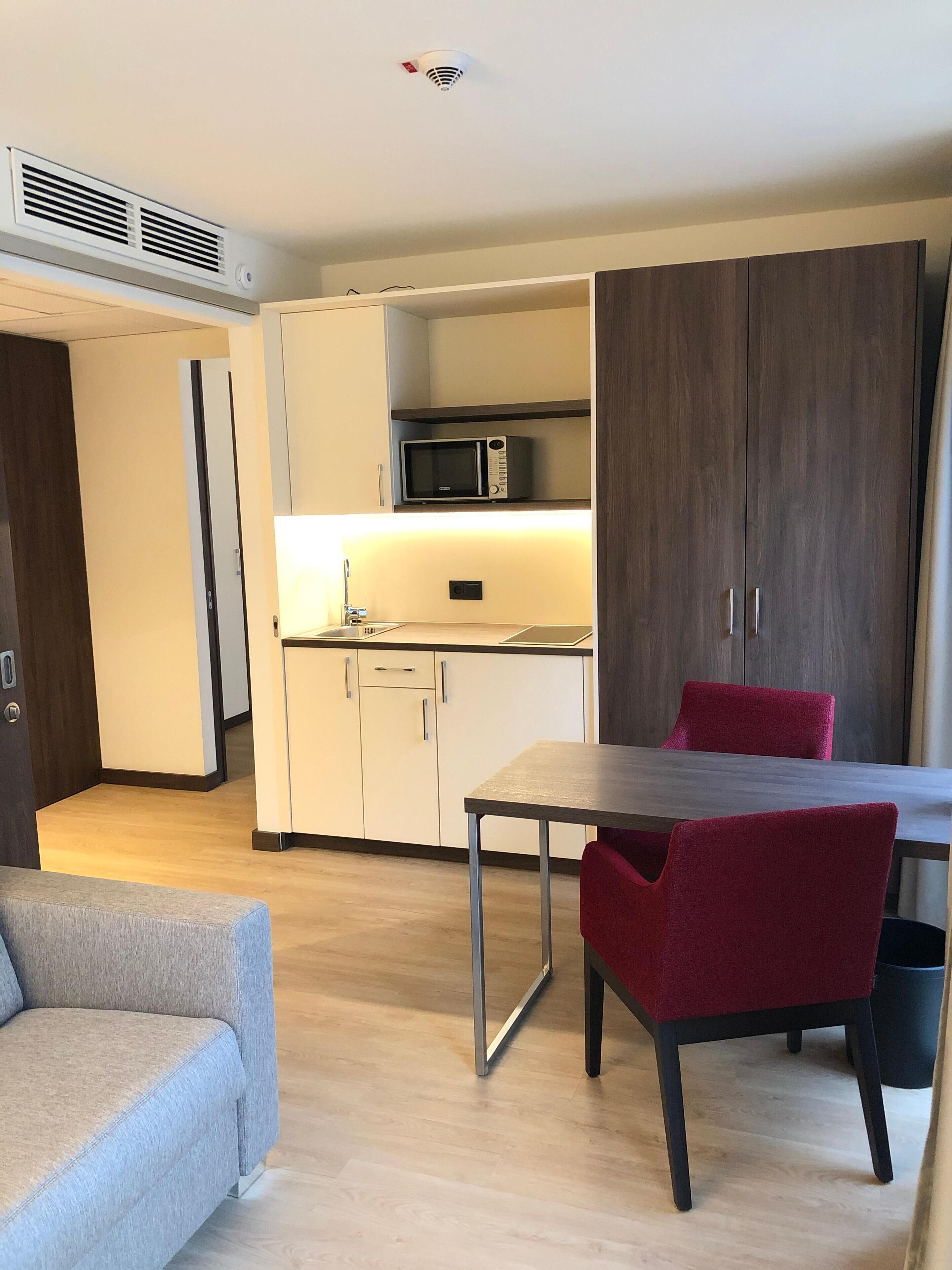 Suite, Non Smoking | Living room | 49-inch flat-screen TV with digital channels, TV