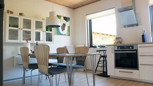 Kaffetrakter/tekoker, kjøleskap, vannkoker og høy barnestol