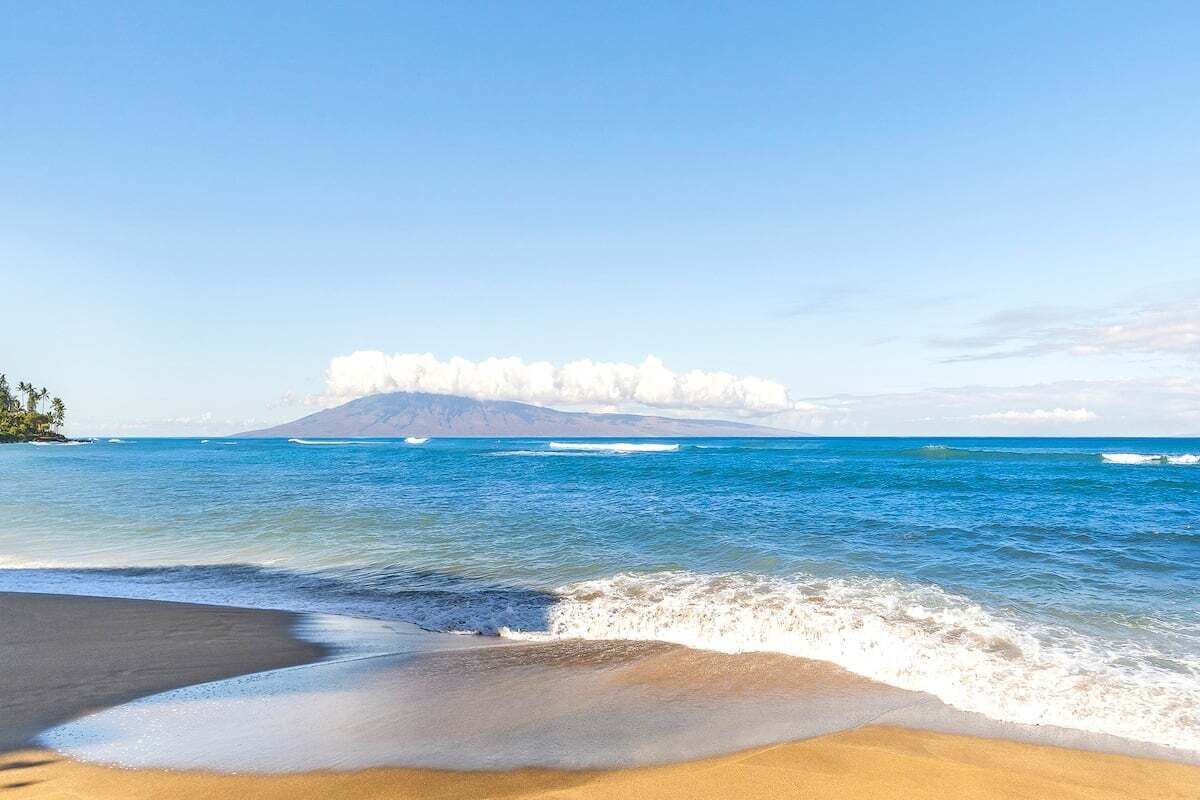 على الشاطئ، كراسي للتشمس، مناشف للشاطئ