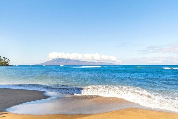 En la playa, camastros y toallas de playa 