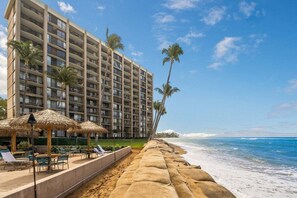Plage, chaises longues, serviettes de plage
