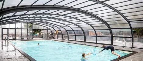 Alberca techada, acceso de 09:00 a 18:00, y sombrillas en la alberca