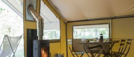 Zelt | Blick auf den Innenhof