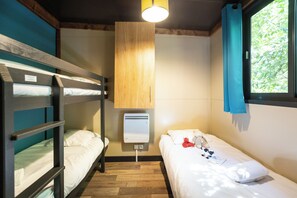 1 bedroom, cribs/infant beds, bed sheets