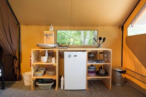 Tent | Private kitchen | Microwave, stovetop, highchair, cookware/dishes/utensils - Huttopia Versailles (Versailles)