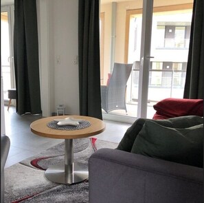 Apartment (incl. Cleaning Fee) | Wohnbereich | Fernseher
