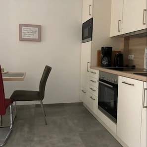 Apartment (incl. Cleaning Fee) | Private kitchen | Full-size fridge, microwave, oven, stovetop - Ferienwohnung Jadeblick (Varel)