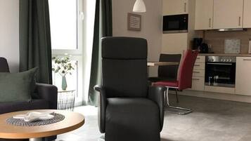 Apartment (incl. Cleaning Fee) | Private kitchen | Full-sized fridge, microwave, oven, stovetop