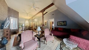 Smart TV - Amazing space on third floor (St. Louis)