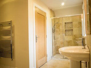 Apartamento | Baño | Ducha, artículos de higiene personal gratuitos y secador de pelo