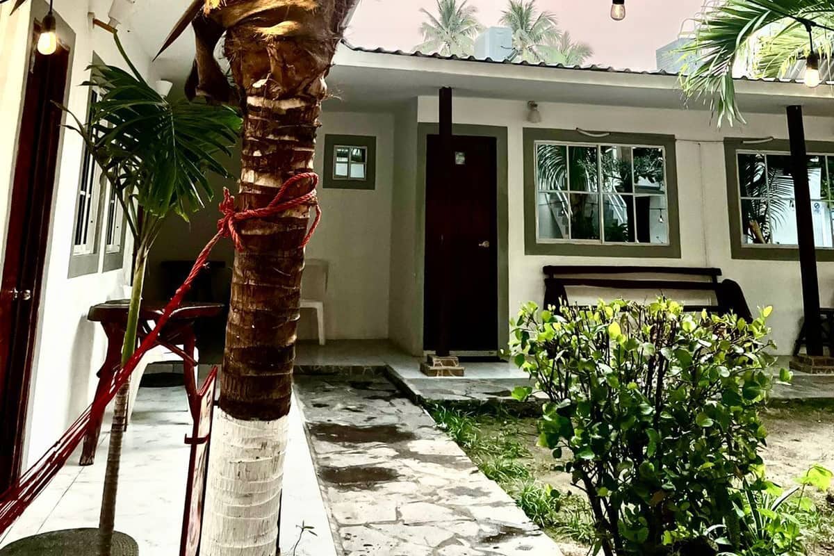 Phòng tiện nghi đơn giản, 2 giường cỡ queen, tầng trệt | Truy cập Internet không dây miễn phí, bộ trải giường 