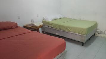 Chambre Confort, 2 grands lits, rez-de-chaussée | Wi-Fi gratuit, draps fournis