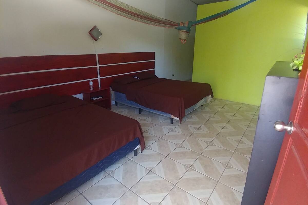 Phòng dành cho gia đình (3 beds + 2 hammocks) | Truy cập Internet không dây miễn phí, bộ trải giường 