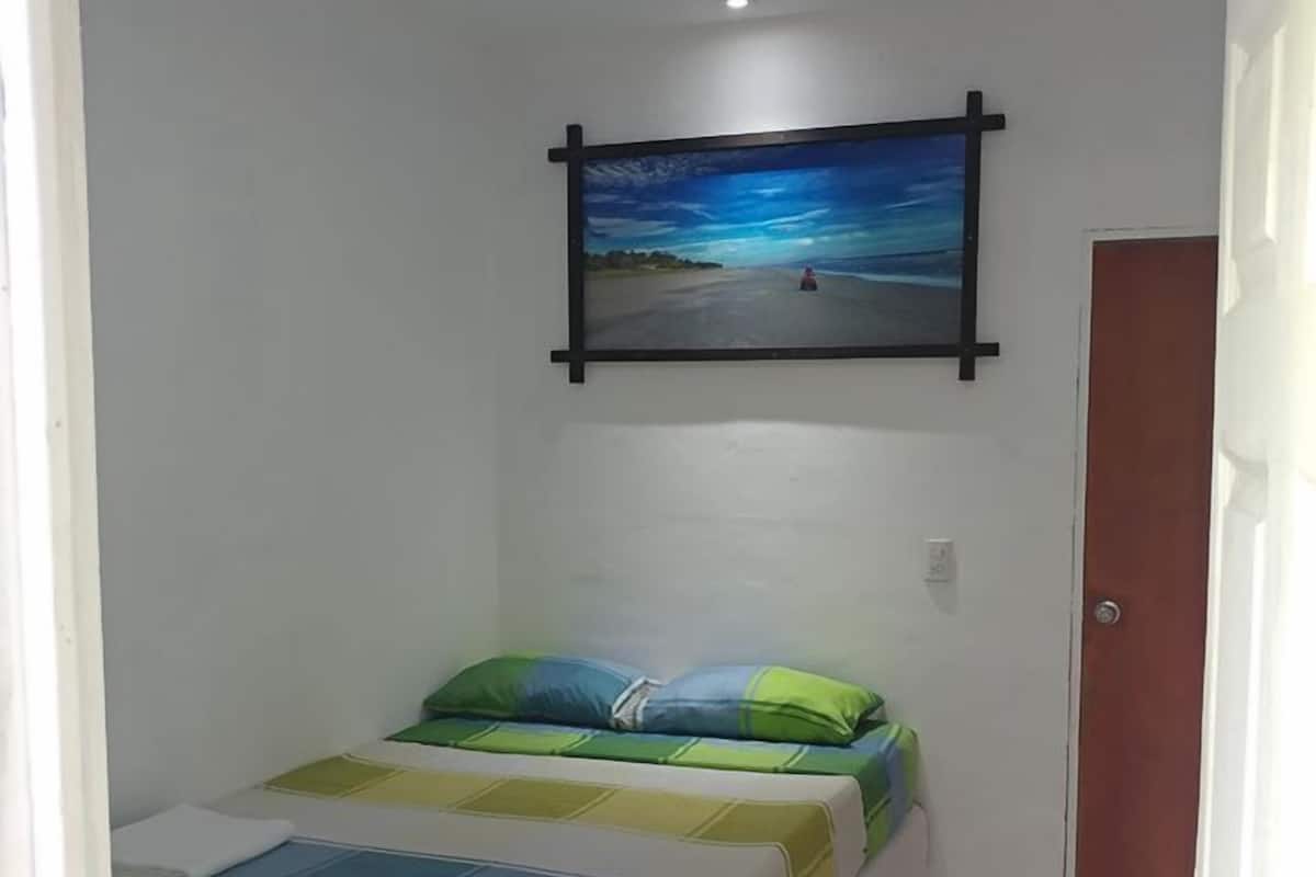 Phòng tiện nghi đơn giản, 1 giường đôi, tầng trệt | Truy cập Internet không dây miễn phí, bộ trải giường 