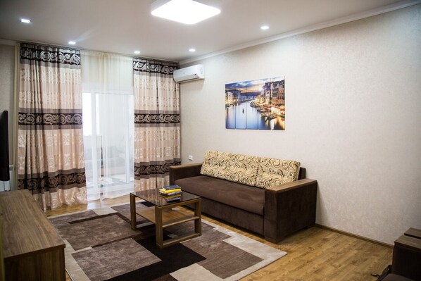 تلفزيون بشاشة مسطحة