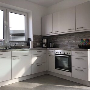 Apartment (incl. Cleaning Fee) | Eigene Küche | Mikrowelle, Ofen, Herdplatte, Wasserkocher mit Kaffee-/Teezubehör