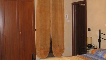 Double Room | Desk, free WiFi, bed sheets