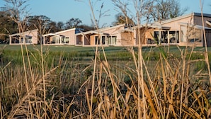 Een modern wooncomplex met meerdere huizen, grote ramen en open ruimtes.