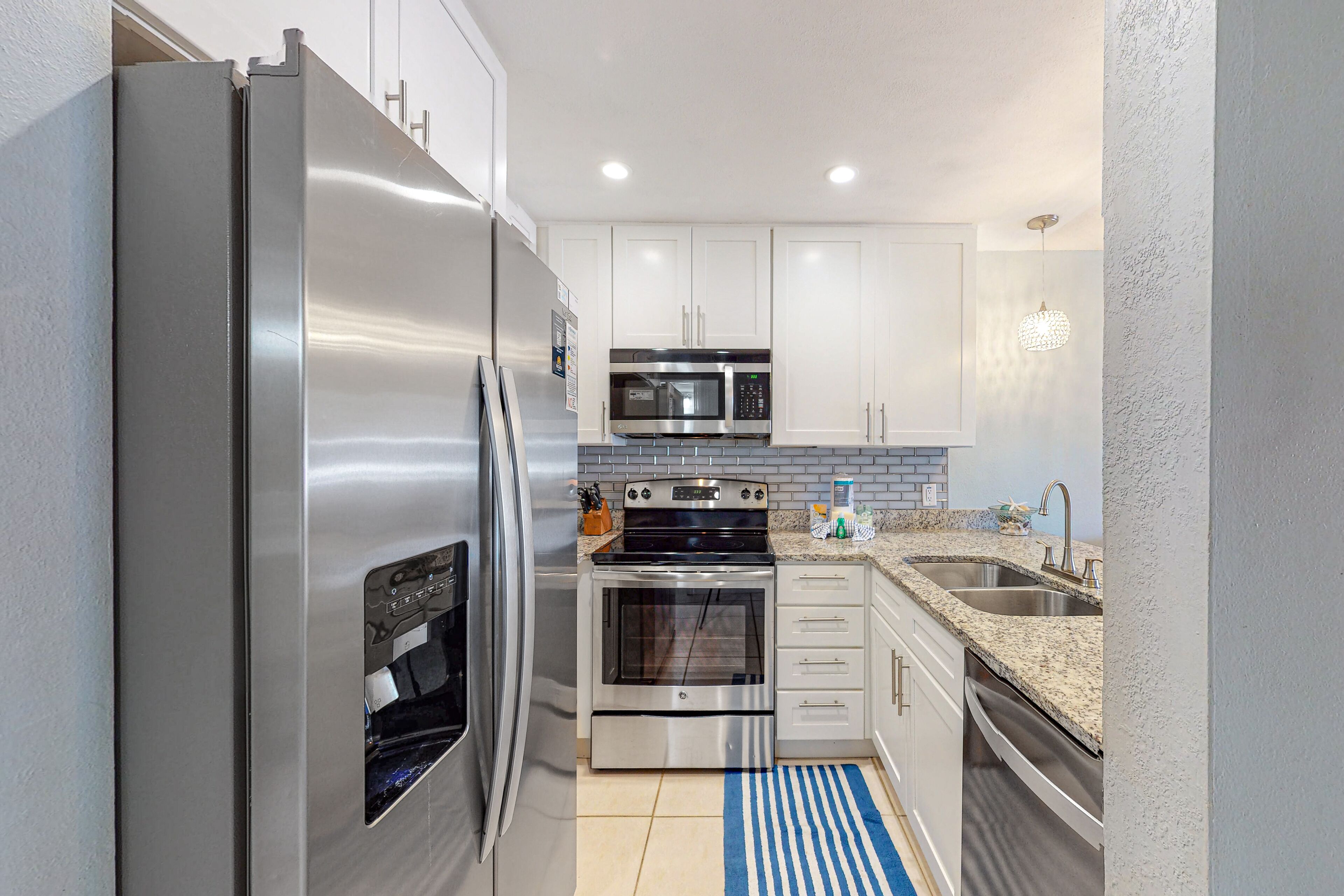 Køleskab, mikrobølgeovn, ovn, kogeplade