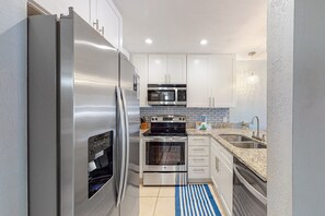 ثلاجة، ميكروويف، فرن، موقد طهي مسطح