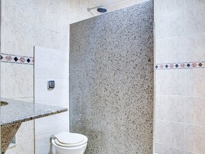 Habitación triple, 3 camas individuales | Baño | Ducha, toallas, jabón y champú