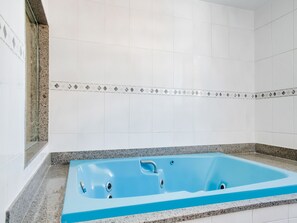 Chambre Double Supérieure | Salle de bain | Douche, serviettes fournies, savon, shampoing