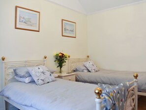 2 bedrooms, free WiFi, bed sheets - UKC4174 The Cottage by the Sea (Littlehampton, near Arundel)
