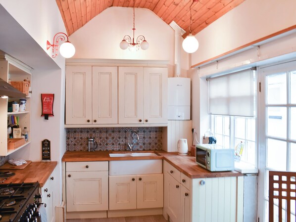 Dishwasher, high chair - UKC4174 The Cottage by the Sea (Littlehampton, near Arundel)