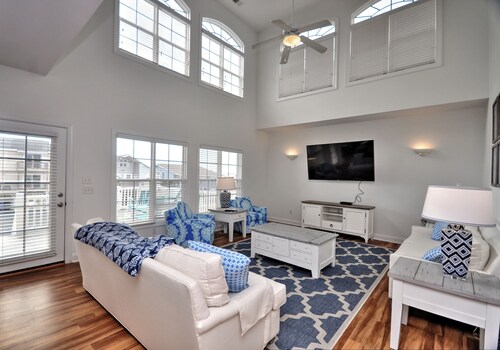 Sea Loves Me Knot - Private Pool, Elevator, Tiki Bar, 20 second walk to beach