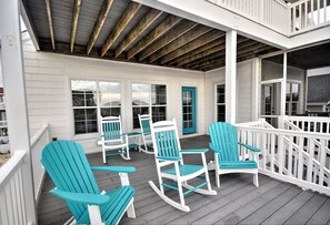 Terrace/patio - Sea Loves Me Knot - Private Pool, Elevator, Tiki Bar, 20 second walk to beach (Ocean Isle Beach)
