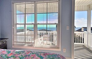 5 bedrooms, iron/ironing board, travel crib, WiFi - Sea Loves Me Knot - Private Pool, Elevator, Tiki Bar, 20 second walk to beach (Ocean Isle Beach)