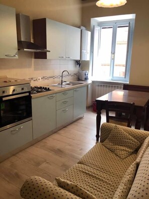 Kylskåp, mikrovågsugn och spishäll