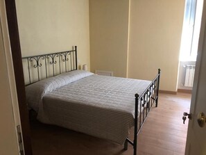 واي فاي مجانًا وملاءات أسرّة