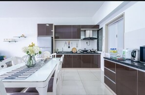 Business Apartment | Dapur peribadi | Peti sejuk, cerek elektrik, pemanggang 