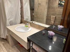 Combined shower/bathtub, towels, soap, shampoo - Superior Luxury Furnished Apartment (Cairo)