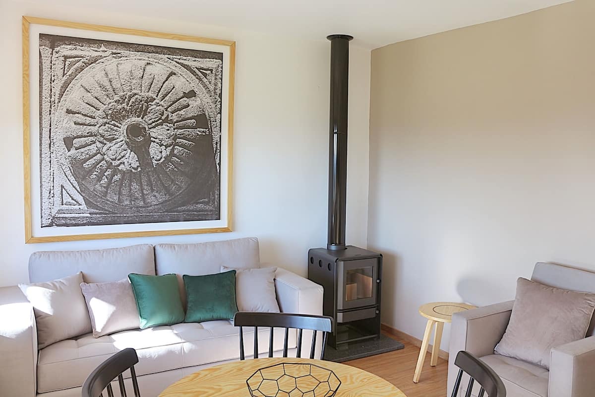 Villa superior, 2 habitaciones | Área de sala de estar | Televisión de pantalla plana de 24 pulgadas con canales por cable 