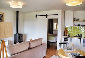 Villa, 1 Bedroom, Garden View | Private kitchen | Fridge, microwave, stovetop, coffee/tea maker - Casas de Alpedrinha (Fundao)