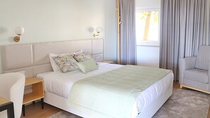 In-room safe, desk, laptop workspace, blackout curtains - Casas de Alpedrinha (Fundao)