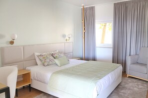 Villa, 1 Bedroom, Garden View | In-room safe, individually decorated, individually furnished, desk - Casas de Alpedrinha (Fundao)