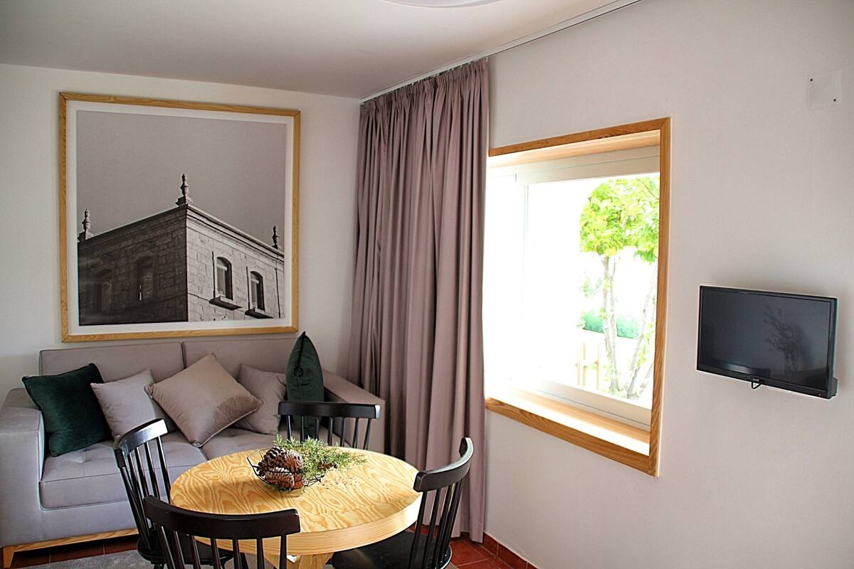 Villa estándar, 2 habitaciones | Área de sala de estar | Televisión de pantalla plana de 24 pulgadas con canales por cable 